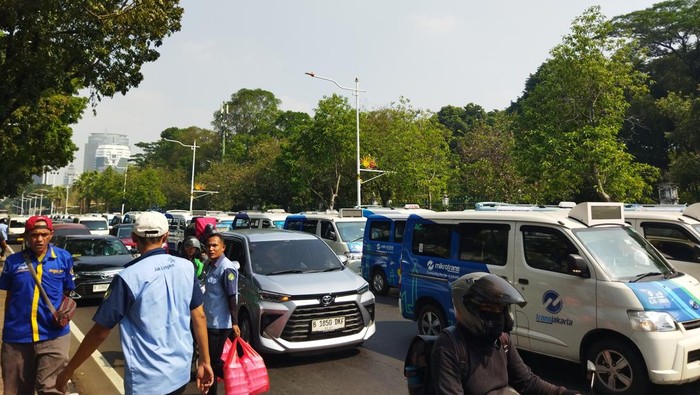 Ada Demo Sopir JakLingko, Lalin Tugu Tani Arah Balai Pusat Kota Macet Ada Demo Sopir JakLingko, Lalin Tugu Tani Arah Balai Pusat Daerah Perkotaan Macet
