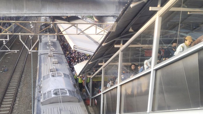 Antrean Panjang Anker di dalam pada Stasiun Tanah Abang gegara Eskalator Maintenance