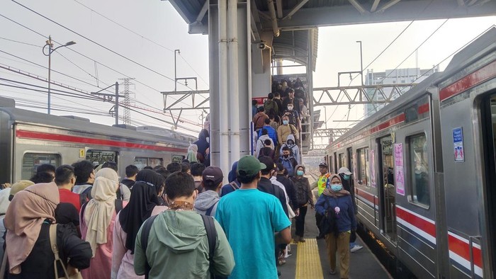 Warga Harap Perawatan Eskalator Tanah Abang Segera Selesai: Capek Rebutan Warga Harap Perawatan Eskalator Tanah Abang Segera Selesai: Capek Rebutan