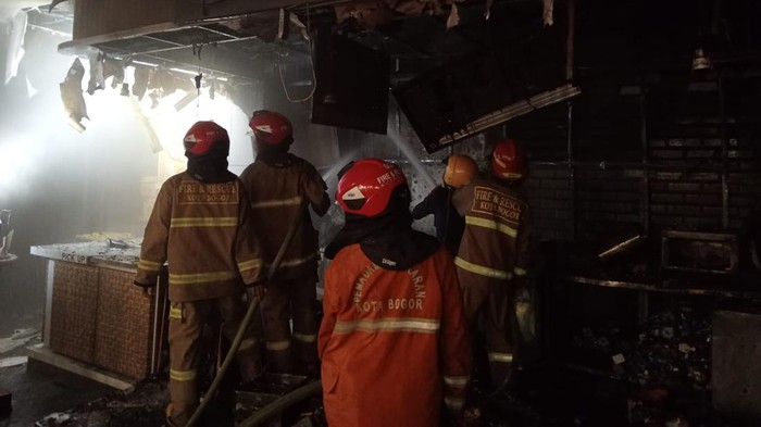 Kedai Kopi di Mal Bogor Terbakar, Sekuriti Alami Sesak Napas Dibawa ke RS