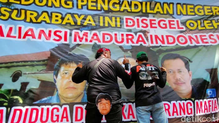 Demo Protes Ronald Tannur Bebas Berlanjut, Massa ‘Segel’ PN Surabaya