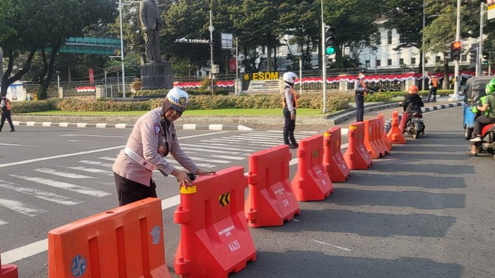 Ada Demo Sopir JakLingko di Balai Kota, Lalin Arah Patung Kuda Dialihkan