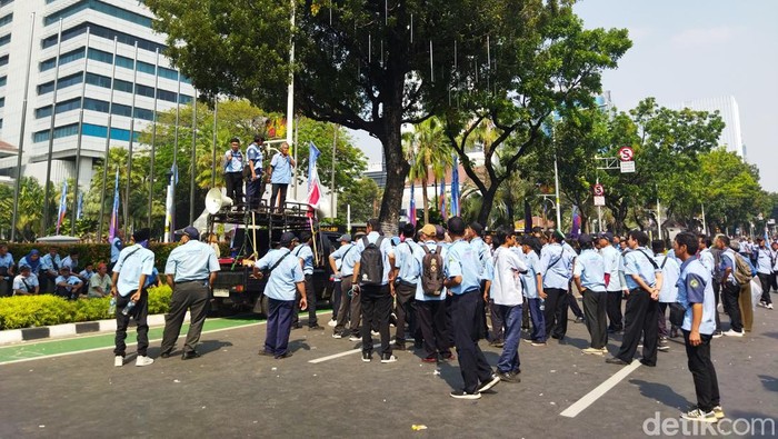 Sopir-Operator JakLingko Demo di dalam di Balkot DKI, Protes Pembagian Kuota Armada